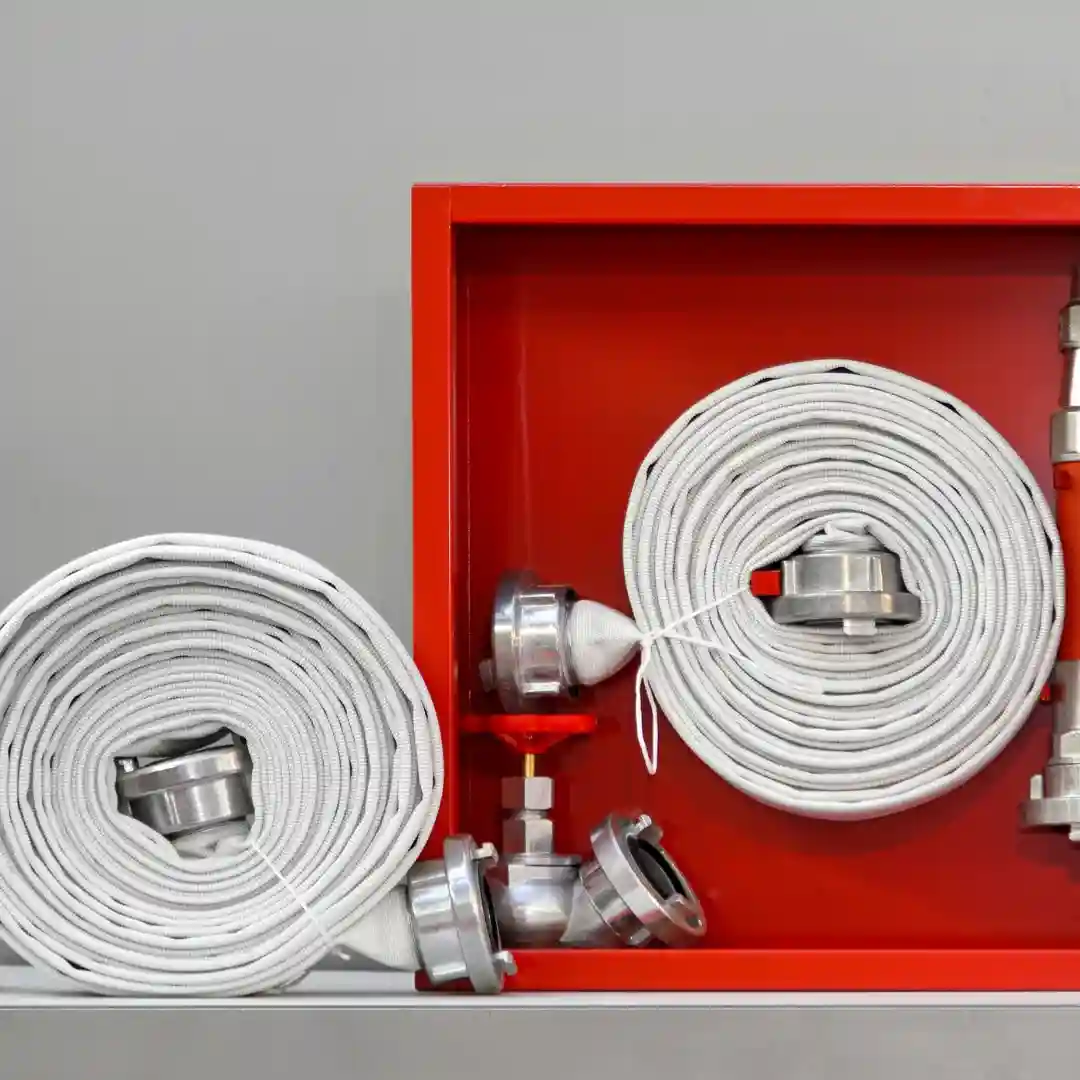 Conducción de agua eficiente y confiable para combatir incendios. Diferentes tipos y longitudes disponibles.