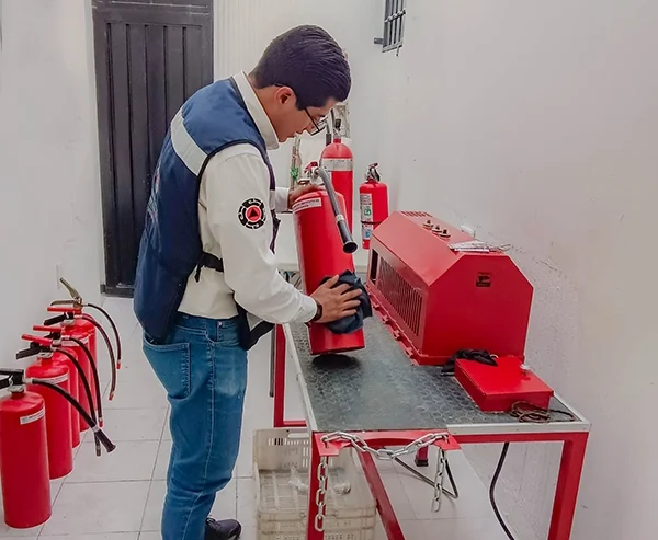 Recarga de Extintores: El Servicio que Puede Marcar la Diferencia Entre Controlar un Incendio o Perderlo Todo