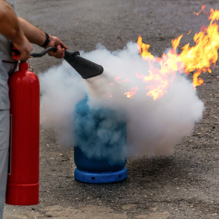 ¿Cómo utilizar un extintor correctamente paso a paso?