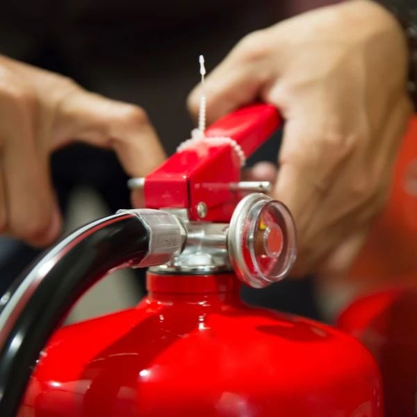 ¿Cómo utilizar un extintor correctamente paso a paso?