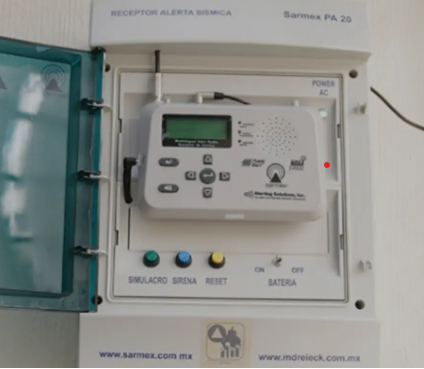 Infraestructura tecnológica diseñada para detectar terremotos y emitir alertas tempranas a las personas que puedan verse afectadas por el evento sísmico.