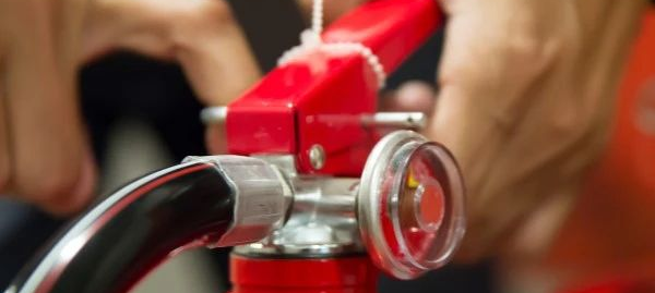 Dióxido de carbono en un contenedor (Extintor CO₂)